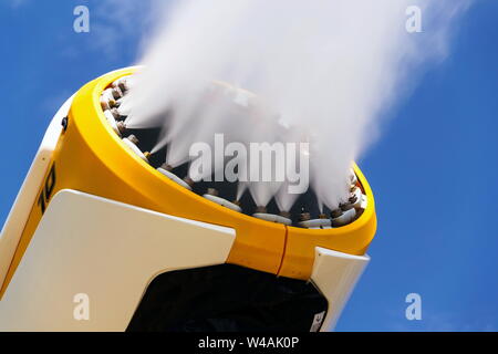 Beschneiungsanlagen verwendet Gras am Hang zu Wasser, sonnigen Sommertag, Skigebiet Wagrain, Österreich Stockfoto