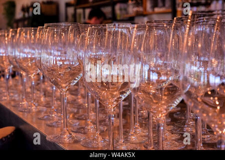 Leere Gläser. bar Tisch vor der Party mit transparentem Glas Gläser und die Überreste von Champagner und Wein. Konzept der eine lustige Party, Feier Stockfoto