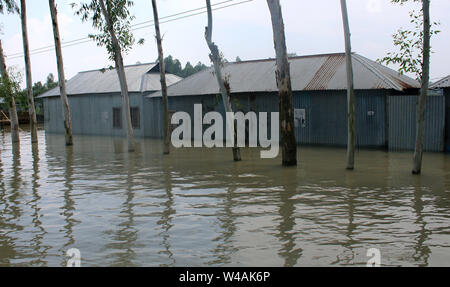 Tangail, Bangladesch. 21. Juli, 2019. Häuser sind gesehen werden nach schweren Monsunregen zu einem Hochwasser betroffenen Gebiet überflutet in Tangail. Über millionen Menschen durch Überschwemmungen durch den Monsun Regen und ausufernden Fluss im Norden, Nordosten und hügeligen Regionen in Bangladesch ausgelöst haben. Bild: Sultan Mahmud Mukut/SOPA Images/ZUMA Draht/Alamy leben Nachrichten Stockfoto