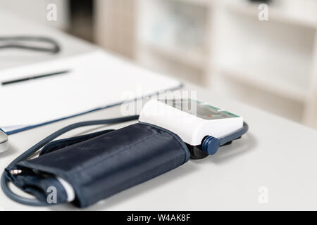 Medizinische Geräte und Laptop auf Arzt Arbeitsbereich. Stockfoto