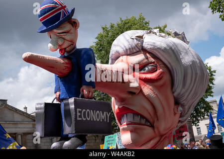 Bildnis von Theresa May gekleidet, wie Pinocchio, während der 'March für Änderung' anti-Brexit Protest in London, UK fotografiert. Stockfoto