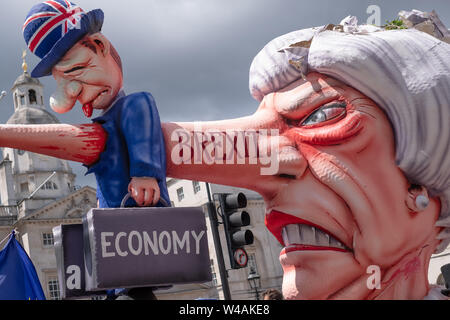 Bildnis von Theresa May gekleidet, wie Pinocchio, während der 'March für Änderung' anti-Brexit Protest in London, UK fotografiert. Stockfoto