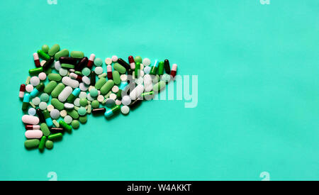 Medizin Pillen, Tabletten, Kapseln, in der Form der menschlichen Leber in blauer Hintergrund mit Platz für Text Stockfoto