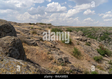 Große Granit Canyon. Dorf Aktove. In der Ukraine. Schöne Landschaft Stockfoto