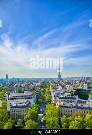 Ein Blick auf den Eiffelturm und Paris, Frankreich vom Triumphbogen entfernt. Stockfoto