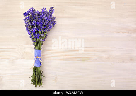 Lavendel Blumen, Blumenstrauß auf Holz- Hintergrund. Ansicht von oben Stockfoto