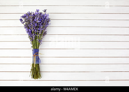Lavendel Blumen, Blumenstrauß auf weißem Holz- Hintergrund. Ansicht von oben Stockfoto