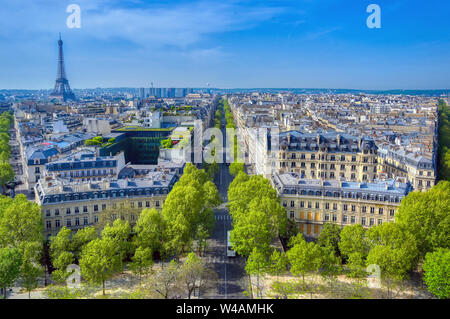 Ein Blick auf den Eiffelturm und Paris, Frankreich vom Triumphbogen entfernt. Stockfoto