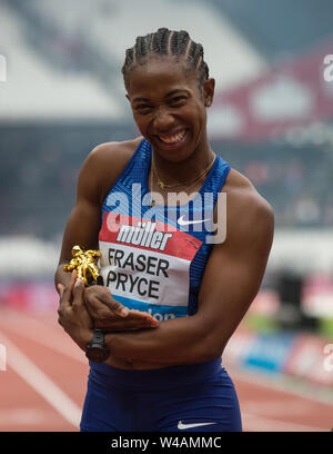 London, Großbritannien. 21. Juli, 2019. Shelly-Ann Fraser - PRYCE (JAM) stellt mit dem Gewinnen Trophäe während der MŸller Jubiläum Spiele London Grand Prix 2019 bei den Olympischen Park, London, England am 21. Juli 2019. Foto von Andy Rowland/PRiME Media Bilder. Credit: PRiME Media Images/Alamy leben Nachrichten Stockfoto