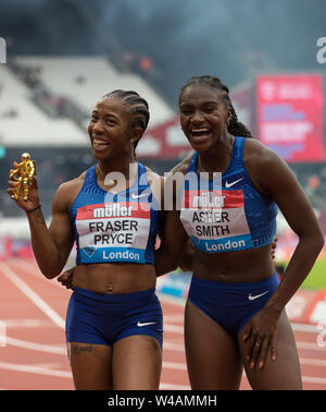 London, Großbritannien. 21. Juli, 2019. Sieger der 100 m-Finale Shelly-Ann Fraser - PRYCE (JAM) & 2. platzierten Dina ASHER - SMITH (GBR) während der MŸller Jubiläum Spiele London Grand Prix 2019 bei den Olympischen Park, London, England am 21. Juli 2019. Foto von Andy Rowland/PRiME Media Bilder. Credit: PRiME Media Images/Alamy leben Nachrichten Stockfoto