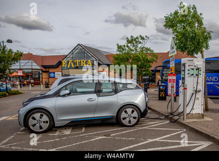 Bilder von Cambridge Service Station auf die A14 Trunk Road in Cambridgeshire England und Elektroauto EV aufladen Stockfoto