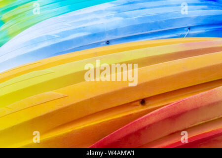 Schöne Schichten von Farben. Rot, Gelb, Blau und Grün. Bunte Kajaks. Abstrakte Farbe Tapete, Hintergrund- oder Hintergrund. Stockfoto