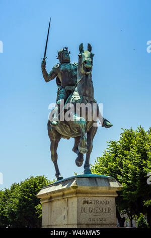 Bertrand du Guesclin reiten ein Pferd und ein Schwert Statue in Dinan, Bretagne, Frankreich. Stockfoto