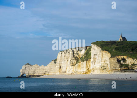 Die malerische Landschaft von Etretat Klippen, Wahrzeichen der Normandie Küste, Falaise d'Amont, am späten Nachmittag, Frankreich Stockfoto