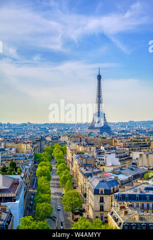 Ein Blick auf den Eiffelturm und Paris, Frankreich vom Triumphbogen entfernt. Stockfoto