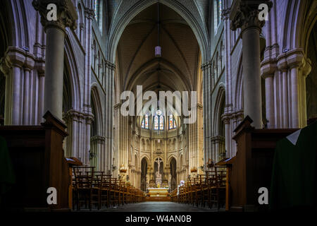 Chor und Gasse der St. Méen Kirche in Cancale, Bretagne, Frankreich. Neugotischen Interieur Stein Architektur. Stockfoto