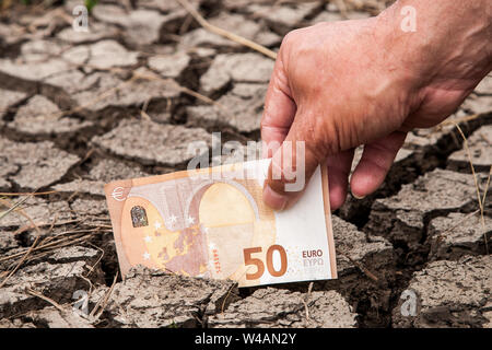 Wie viel hat der Klimawandel? Der Klimawandel führt zu extremen Wetterereignissen, die beträchtliche wirtschaftliche Schäden verursachen. Stockfoto