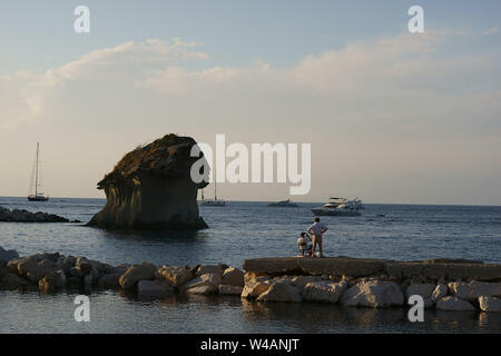 "Il Fungo", pilzförmiger Tufffelsen, Wahrzeichen von Lacco Ameno, Insel Ischia, neapel, italien Stockfoto