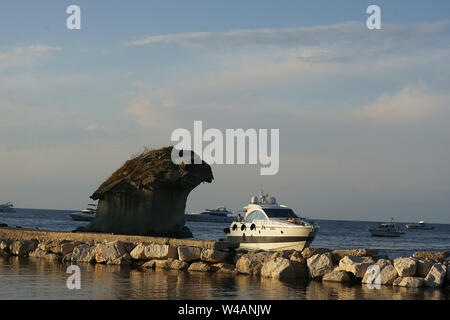 "Il Fungo", pilzförmiger Tufffelsen, Wahrzeichen von Lacco Ameno, Insel Ischia, neapel, italien Stockfoto