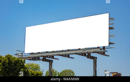 Reklametafeln leere weiße Farbe, für die Werbung auf einer Autobahn, die Feder sonniger Tag, blauer Himmel, kopieren Raum Stockfoto