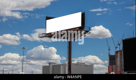 Reklametafeln leere weiße Farbe, für die Werbung auf einer Autobahn, die Feder sonniger Tag, blauer Himmel, kopieren Raum Stockfoto