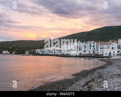 Sonnenuntergang im Dorf von Cadaques. Romantik im Mittelmeer. Die Altstadt von Salvador Dali, an der Costa Brava, Gerona, Katalonien, Spanien. Stockfoto