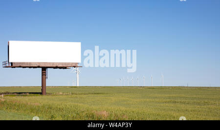 Reklametafeln leere weiße Farbe, für die Werbung auf einer Autobahn, die Feder sonnigen Tag, Windkraftanlagen auf der grünen Wiese und blauer Himmel, kopieren Raum Stockfoto