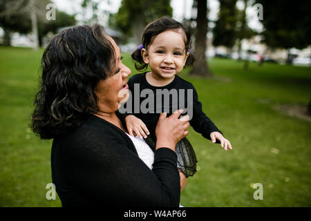Großmutter und Enkelin Lächeln und Umarmungen Stockfoto