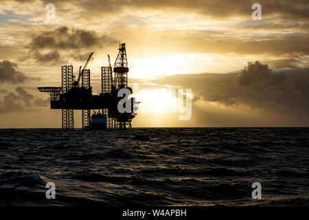 Offshore Bohrinsel bei Sonnenaufgang Stockfoto