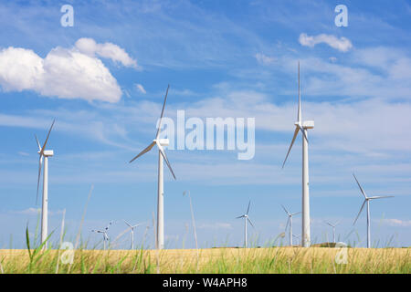 Windmühlen für erneuerbare elektrische Produktion in Navarra, Spanien. Stockfoto