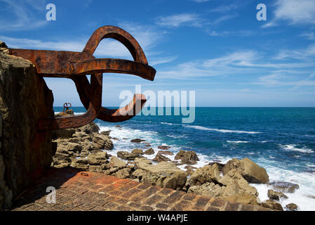 San Sebastian, Spanien - Juni 8, 2019: Peine del Viento Skulptur (Kamm der Wind), entworfen von Eduardo Chillida, im Strand, bekannt als La Concha. Stockfoto