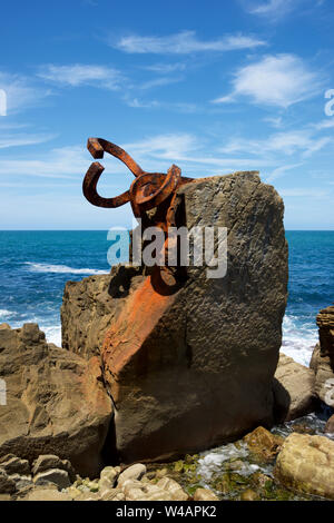 San Sebastian, Spanien - Juni 8, 2019: Peine del Viento Skulptur (Kamm der Wind), entworfen von Eduardo Chillida, im Strand, bekannt als La Concha. Stockfoto