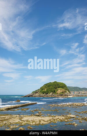Wellen im Strand, bekannt als La Concha, in San Sebastian. Stockfoto