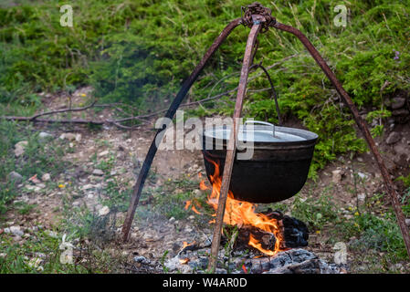 Kessel oder Camping Wasserkocher über offenem Feuer im Freien Stockfoto