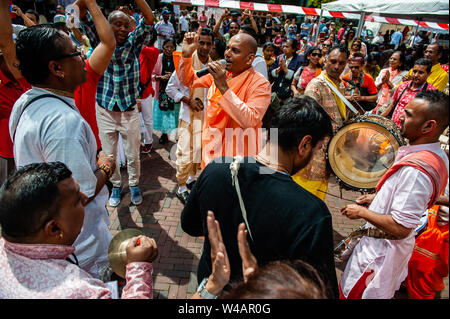 Sripad Bhaktivedanta Muni Maharaj aus Indien singt während der Prozession. Das Festival der Wagen, auch bekannt als Ratha Yatra, ist ein zeitloses Festival, mit Ursprung in der antiken Stadt Jagannatha Puri in Indien. Seit Tausenden von Jahren, haben zu Jagannatha Puri wurde in Indien in das älteste Festival der Welt namens Ratha-yatra", den Wagen Festival". Jetzt Ratha-yatra wird jedes Jahr in Dutzenden von Städten rund um die Welt abgehalten. Das ratha Yatra Festival hat einen gemeinsamen Blick in den meisten großen Städten der Welt werden seit 1968 durch die ISKCON, Hare Krishna Bewegung. Ich Stockfoto