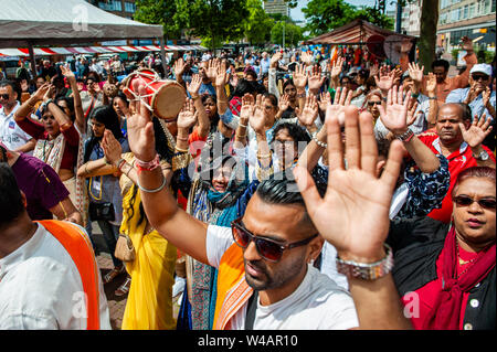 Die Leute nach der Prozession feiern. Das Festival der Wagen, auch bekannt als Ratha Yatra, ist ein zeitloses Festival, mit Ursprung in der antiken Stadt Jagannatha Puri in Indien. Seit Tausenden von Jahren, haben zu Jagannatha Puri wurde in Indien in das älteste Festival der Welt namens Ratha-yatra", den Wagen Festival". Jetzt Ratha-yatra wird jedes Jahr in Dutzenden von Städten rund um die Welt abgehalten. Das ratha Yatra Festival hat einen gemeinsamen Blick in den meisten großen Städten der Welt werden seit 1968 durch die ISKCON, Hare Krishna Bewegung. In Rotterdam, die Bhakti Yoga Zentrum Stockfoto