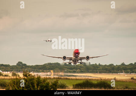 Gatwick Airport, Horley, West Sussex, Großbritannien. Juli 2019..EIN glorreicher Sonntagnachmittag sieht LGW nach Verspätungen von gestern wieder in den normalen Betrieb. Flüge starten und landen in rascher Folge. . Stockfoto