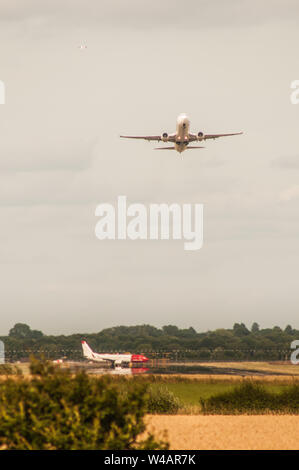 Gatwick Airport, Horley, West Sussex, Großbritannien. Juli 2019..EIN glorreicher Sonntagnachmittag sieht LGW nach Verspätungen von gestern wieder in den normalen Betrieb. Flüge starten und landen in rascher Folge. . Stockfoto