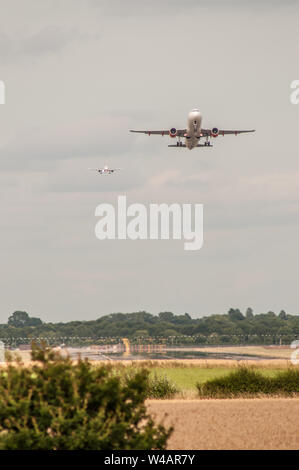 Gatwick Airport, Horley, West Sussex, Großbritannien. Juli 2019..EIN glorreicher Sonntagnachmittag sieht LGW nach Verspätungen von gestern wieder in den normalen Betrieb. Flüge starten und landen in rascher Folge. . Stockfoto