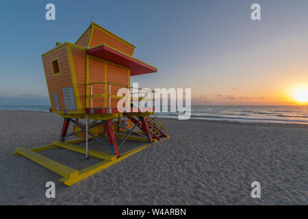 Dritte Straße Rettungsschwimmer stehen (© WILLIAM LANE 2016) MIAMI BEACH, Florida USA Stockfoto