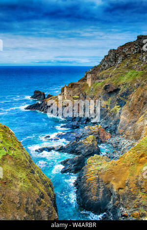 Das sehr beliebte Motor Häuser nannte den Kronen, in Botallack, Cornwall, Großbritannien gelegen. Stockfoto