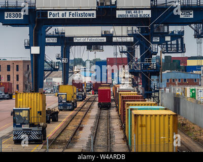 Rail Freight Terminal - Eisenbahn Container Frachtumschlag im Hafen von Felixstowe. Container werden auf Containerzüge für den Weitertransport verladen. Stockfoto