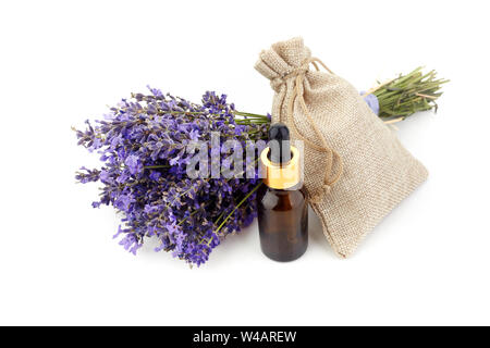 Flaschen mit Aromaöl und Lavendelblüten isoliert auf weißem Stockfoto