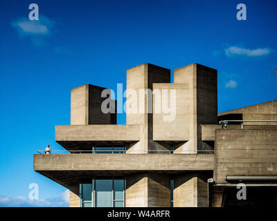 Brutalistische Architektur London. Das Nationaltheater in Londons Southbank Detail der brutalistischen Stilarchitektur 1976-77 des Architekten Denys Lasdun Stockfoto