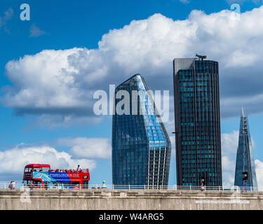 London Tourist Bus - Oben offen London Tourist Bus kreuze Waterloo Bridge über die Themse. Stockfoto