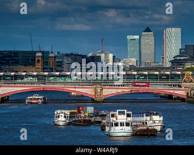 Canary Wharf London gegen den dunklen Himmel. Canary Wharf Blick von Central London mit Blackfriars Bridge im Vordergrund. Stockfoto
