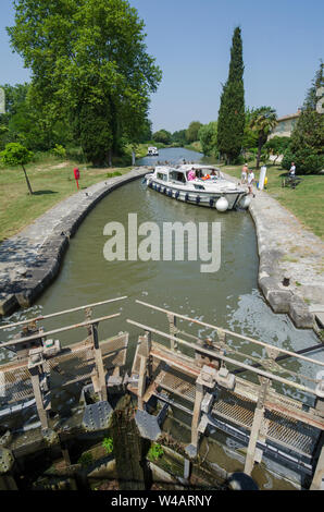 Eine Sperre auf dem Canal du Midi Frankreich an einem Sommertag mit einem Boot in Es Stockfoto