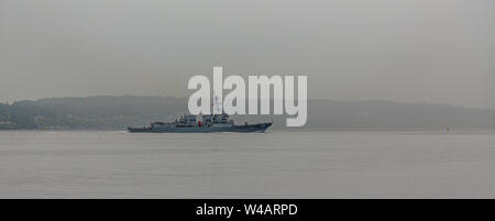 Eine geführte-missile Destroyer am nebligen Bucht in der Nähe von Seattle, Washington Stockfoto