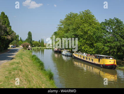 Blick auf den Canal du Midi, Frankreich mit mehreren Booten entlang der Banken Stockfoto