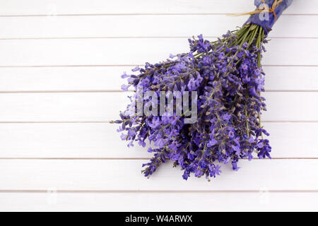 Lavendel Blumen, Blumenstrauß auf weiße Holztisch Stockfoto